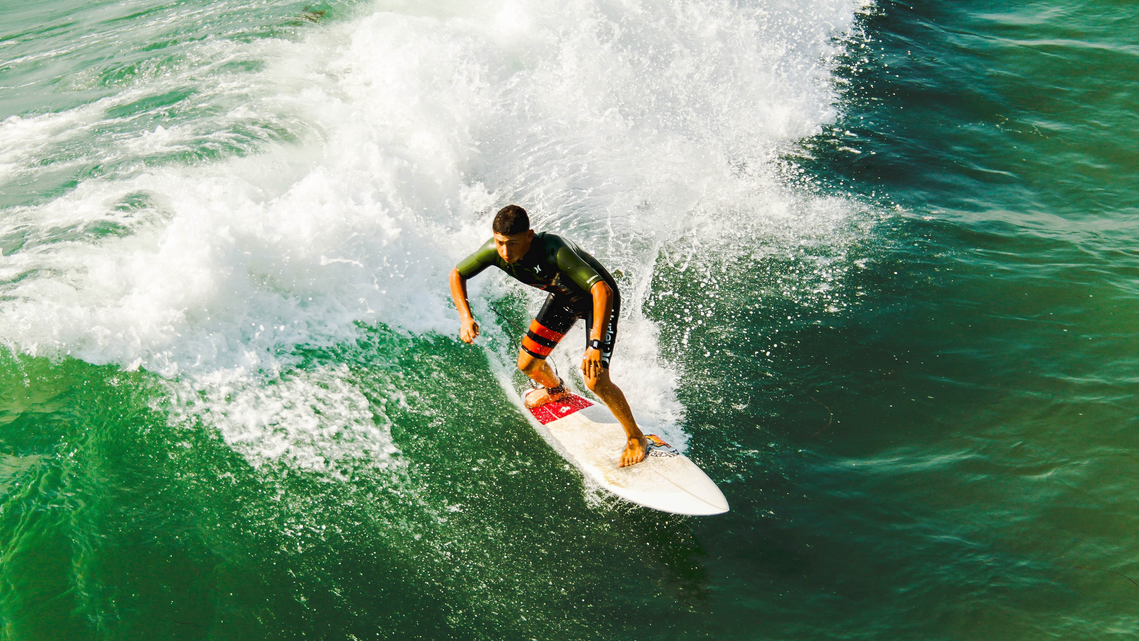 球队在比赛中通过高效快攻拉开比分，比赛中快攻技术按距离分为什么